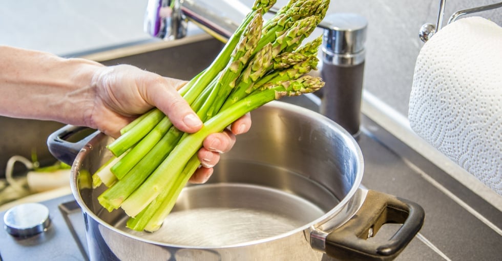 Cuir les asperges vertes